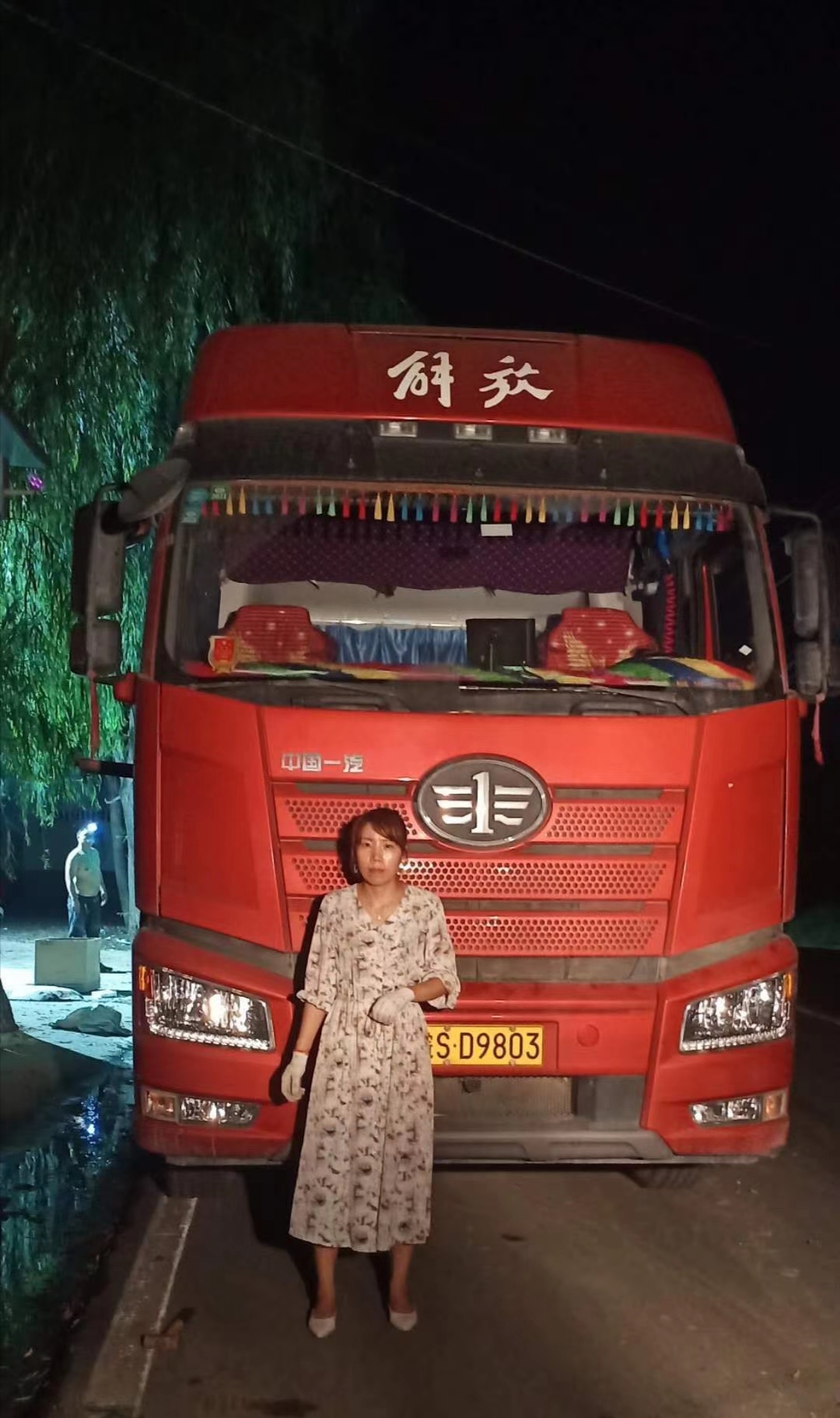，有自動拔管自動落管功能，可定制左右側(cè)推功能，配有三片打孔刀，打孔刀是防傷紙刀組，